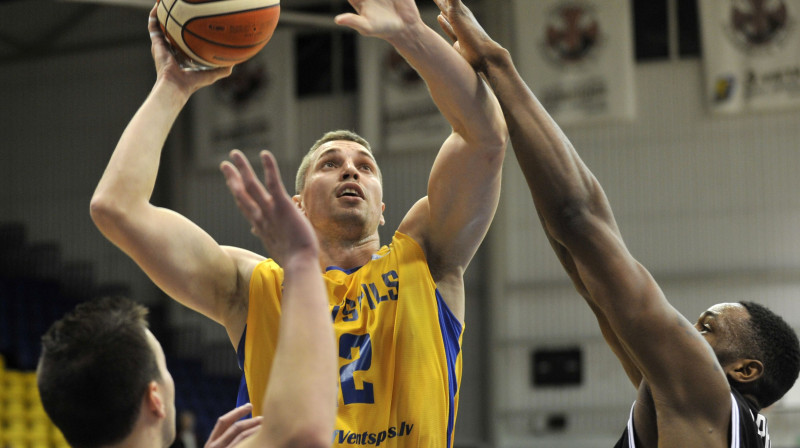 Andrejam Šeļakovam Jelgavā "double-double" - 12 punkti, 10 atlēkušās bumbas
Foto: Romāns Kokšarovs, Sporta Avīze, f64