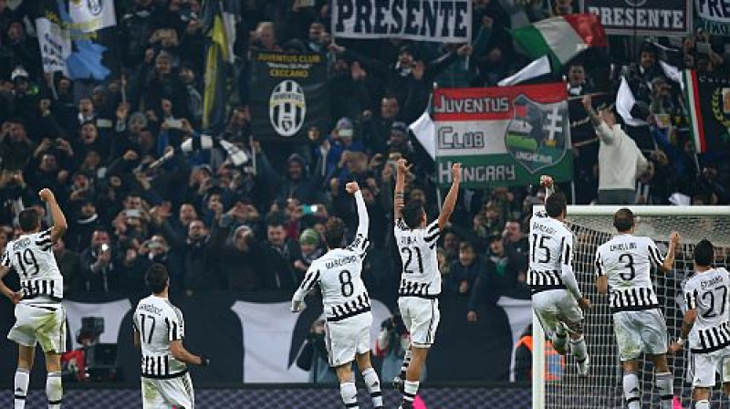 ''Juventus'' spēlētāji līksmo pēc izcīnītās uzvaras
Foto: AFP/Scanpix