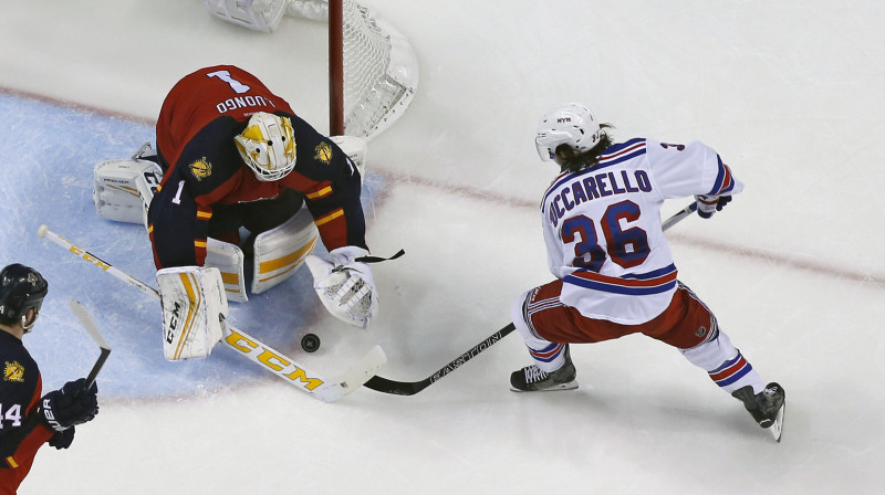 Roberto Longo aptur kārtējos "Rangers" centienus gūt vārtus 
Foto: AP/Scanpix