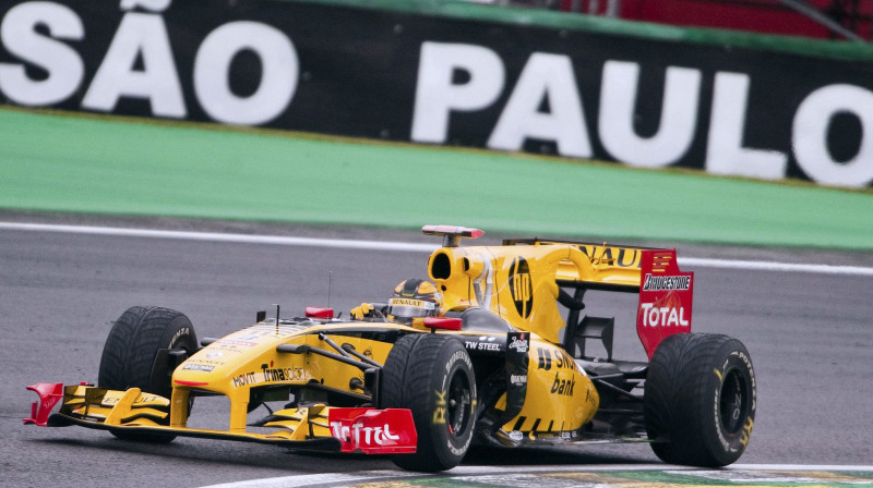 "Renault" F1 komandas mašīna 2010. gadā
Foto: AFP/Scanpix