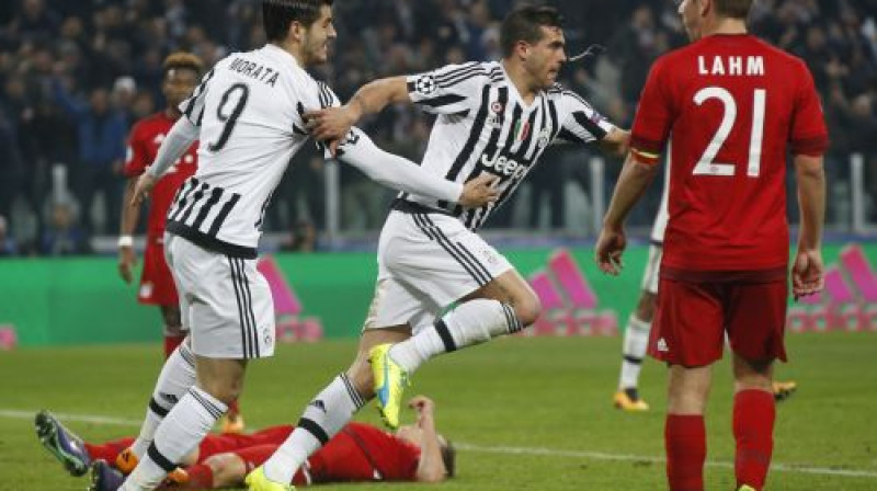 No maiņas nākušie Alvaro Morata un Stefano Sturaro izkārtoja ''Juventus'' otro vārtu guvumu
Foto: AP/Scanpix