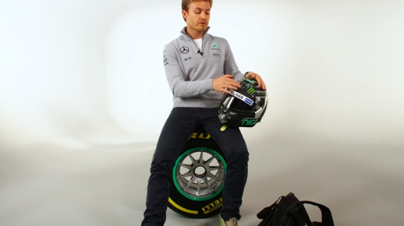 Niko Rosbergs izrāda savu ķiveri
Foto: ekrānšāviņš