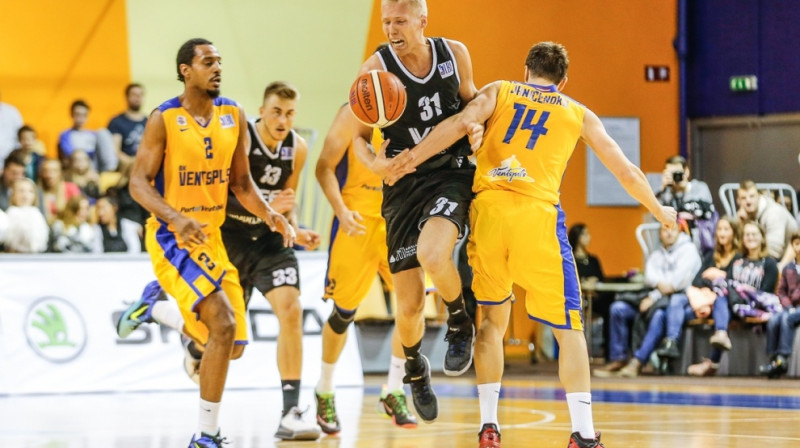 Jānis Bērziņš ("VEF Rīga") un Kristaps Janičenoks (BK "Ventspils"): basketbols bez kompromisiem.
Foto: Mikus Kļaviņš, VEFRiga.com