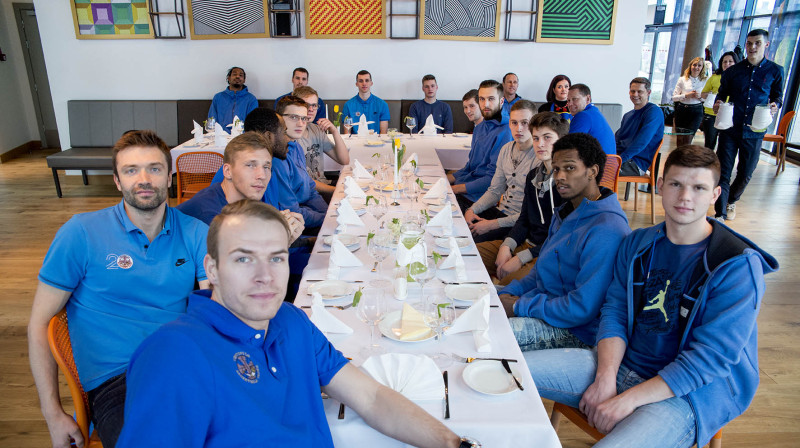 BK "Ventspils" komanda kopā ar "Ventspils Tehnikuma" basketbola komanda pie kopējā pusdienu galda
Foto: bkventspils.lv