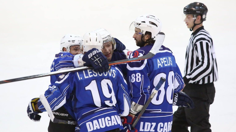 Daugavpils hokejisti atzīmē vārtu guvumu
Foto: 7sport.lv