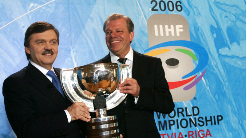 Draugi. IIHF prezidents Renē Fāzels un LHF prezidens Kirovs Lipmans (2006)
Foto: Jānis Pipars / Scanpix