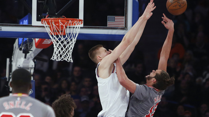 Kristaps Porziņģis bloķē Žoakima Noā metienu 2016. gada sezonā 
Foto: AP/Scanpix