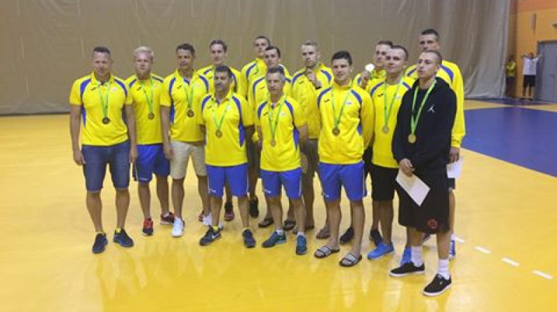 Ventspils vīriešu basketbola komanda ar Latvijas Olimpiādes zelta medaļām kaklā. 
Foto: ventspils.lv