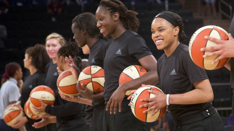 "New York Liberty" spēlētājas "Adidas" melnajos iesildīšanās kreklos pirms 13. jūlija spēles pret "Atlanta Dream"
Foto: AP/Scanpix