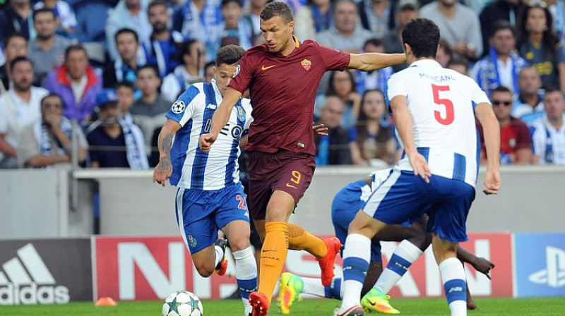 Edins Džeko ''Porto'' spēlētāju ielenkumā
Foto: AP/Scanpix