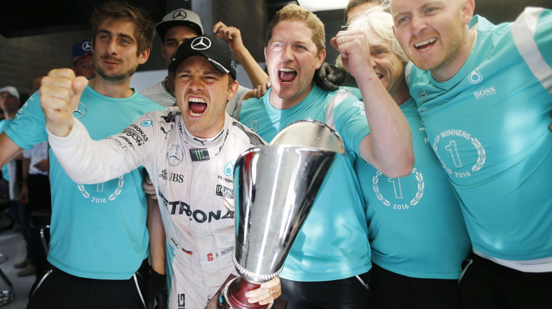 Rosbergs ar komandu
Foto: SIPA/Scanpix