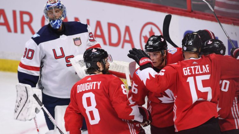 Kanādas hokejisti atzīmē Džona Tavaresa vārtu guvumu
Foto: AP/Scanpix