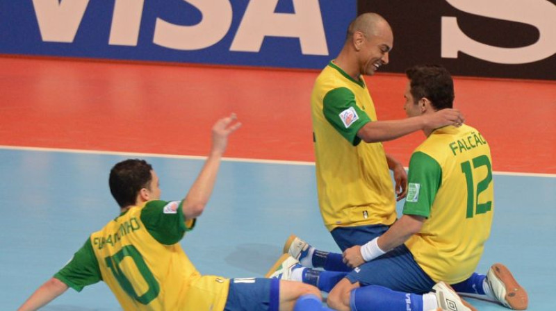 Brazīlijas futbolisti apsveic Falkau
Foto: AFP/Scanpix