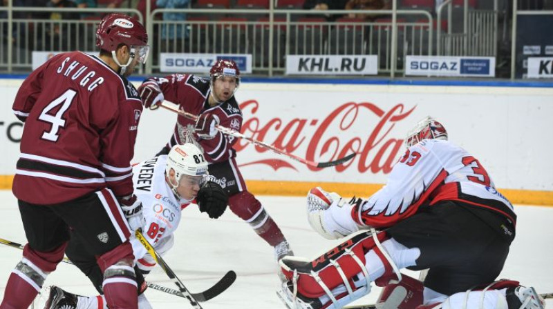 "Avangard" vārtsargs Dominiks Furhs atvaira kārtējo "Dinamo" uzbrukumu
Foto: Romāns Kokšarovs/F64