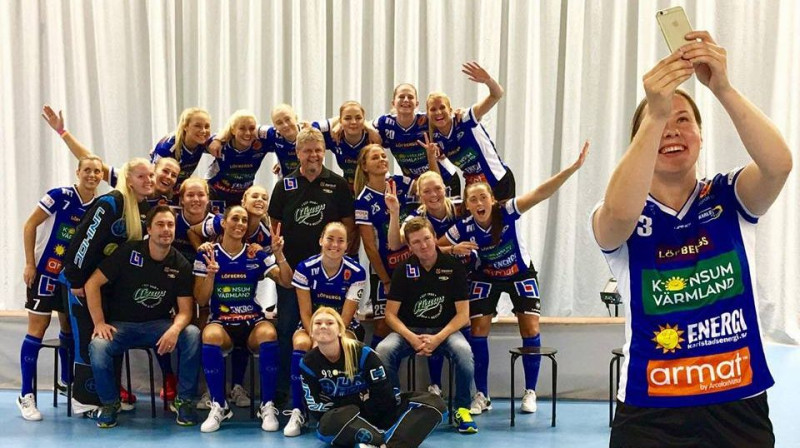 Luīze Biļinska taisa komandas "pašbildi"
Foto: Karlstad IBF