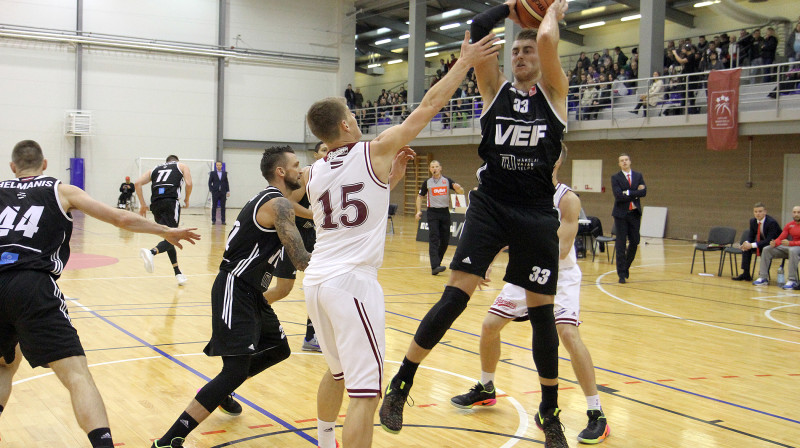 "VEF Rīga" basketbolists Mārtiņš Meiers (ar bumbu) izcēlās ar 16 punktiem un septiņām atlēkušajām bumbām, bet diskvalificējošās piezīmes dēļ spēli pabeidza ģērbtuvēs
Foto: Renārs Buivids...