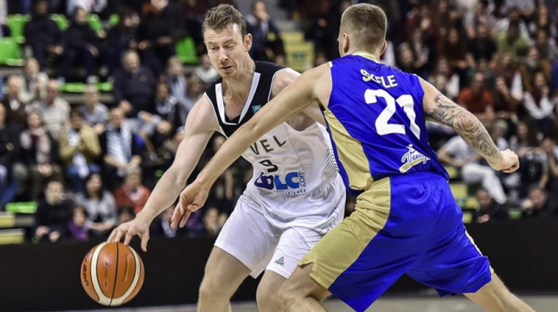 Aigars Šķēle cenšas apturēt Nikolasu Langu
Foto: basketballcl.com