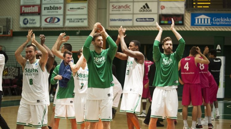 Dāvis Lejasmeiers ar partneriem priecājas, kamēr Ojārs Siliņš (fonā) spiests samierināties ar zaudējumu
Foto: FIBA