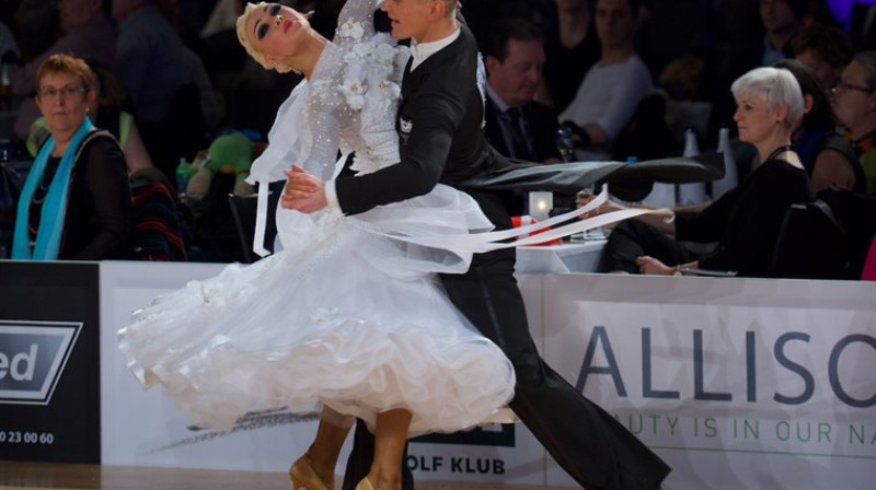 J.Vainomā/T.Savikurki, kas pērn decembrī uzvarēja Rīgā "Baltic Grand prix" pasaules reitinga turnīrā, 2014.g. Eiropas čempionu titulam tagad pievienoja arī pasaules. Foto: WDSF, Roland.