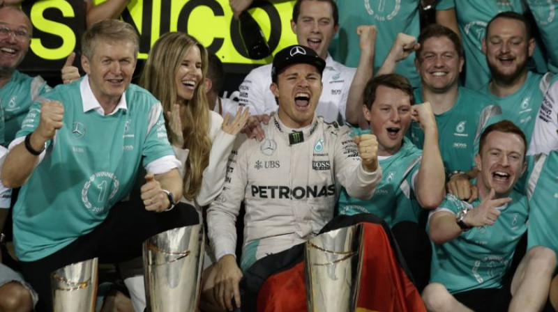 Niko Rosbergs ar "Mercedes" komandu un savu sievu atzīmē F1 čempiona titulu
Foto: AP/Scanpix