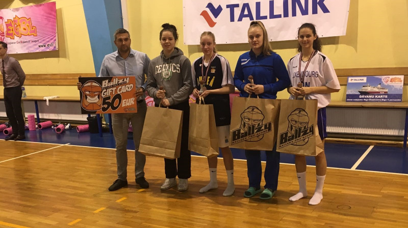 EYBL meiteņu sacensību ģenerālmenedžeris Edgars Zanders ar simboliskā piecinieka dalībniecēm (trūkst MVP)
Foto: EYBL