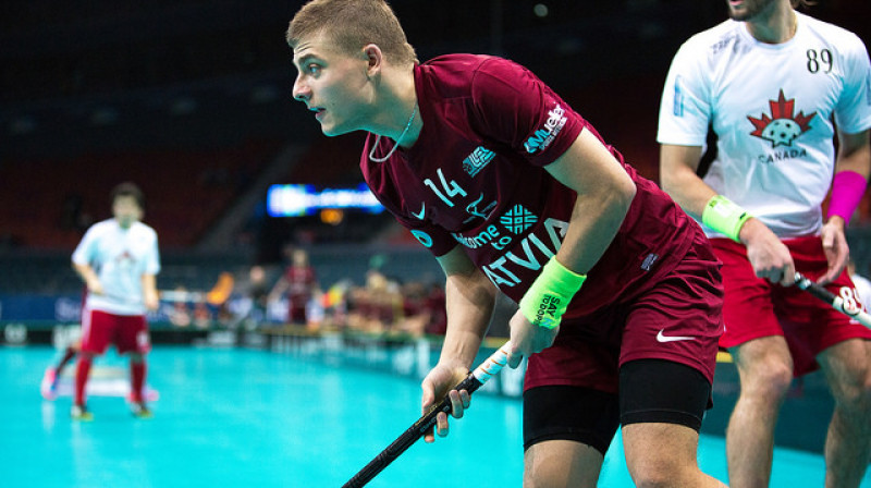 Artūrs Jurševskis pirms diviem gadiem pret Kanādu izcēlās ar vārtu guvumu
Foto: Ritvars Raits, IFF Floorballl