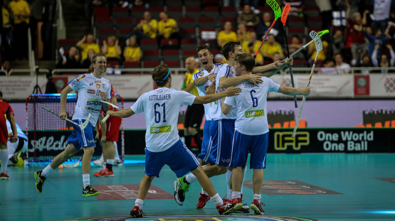 Somi dramatiskā veidā tika finālā, vai šodien izdosies gāzt no troņa zviedrus?
Foto: Ritvars Raits, IFF Floorball