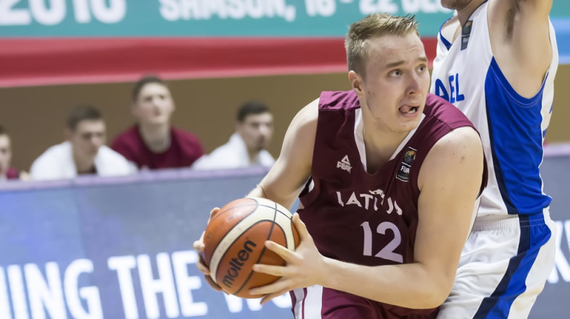 Artūrs Strautiņ`: 17 punktu, 11 atlēkušās, 9 rezultatīvas piespēles un Latvijas U18 izlases uzvara pār Zviedrijas junioriem.
Foto: FIBA.com