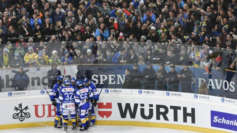 Davosas hokejisti savu līdzjutēju priekšā atzīmē vārtu guvumu
Foto: AP/Scanpix