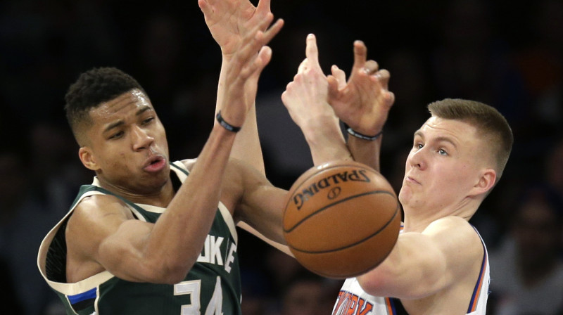 Jannis Adetokunbo un Kristaps Porziņģis 
Foto: AP/Scanpix