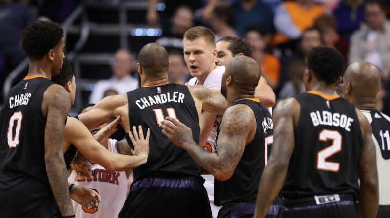 Kristaps Porziņģis sezonas pirmajā spēlē pret "Suns"
Foto: AFP/Scanpix