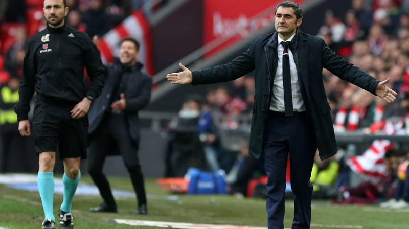 "Athletic" treneris Ernesto Valverde un fonā Djego Simeone
Foto: AFP/Scanpix