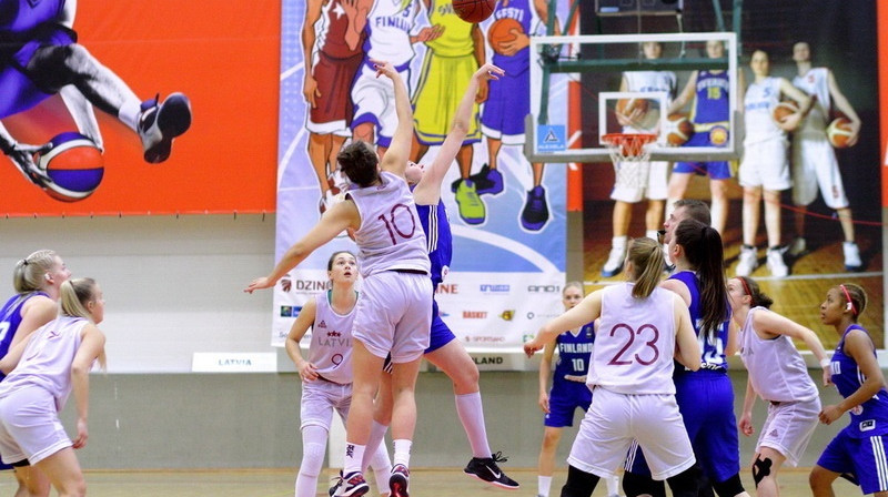 Aleksa Gulbe (centrā) Baltijas jūras kausa izcīņā Tallinā
Foto: Siim Semiskar, basket.ee