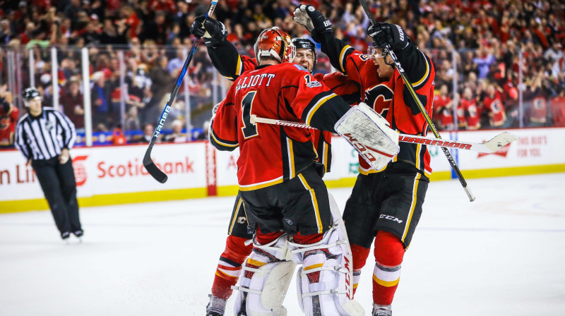 "Flames" vārtsargs Braiens Eliots brīdi pēc uzvaras saņem apsveikumus no komandas biedriem 
Foto: USA Today Sports/Scanpix