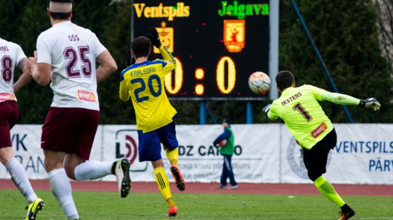 Epizode no pērnā gada 22. oktobra dramatiskā dueļa starp "Ventspili" un "Jelgavu"
Foto: Māris Greidāns