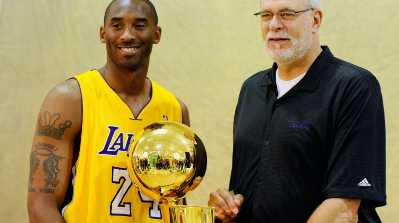 Kobe Braients un Fils Džeksons pēc pēdējā kopīgi izcīnītā titula 2010. gadā 
Foto: AFP / Scanpix