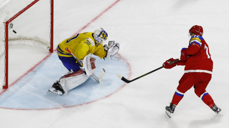 Artēmijs Panarins pārspēj Viktoru Fastu, gūstot uzvaras vārtus "bullīšu" sērijā. 
Foto: Reuters/Scanpix