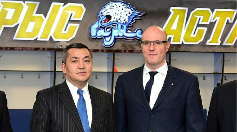 "Barys" prezidents Askars Šopobajevs un KHL prezidents Dmitrijs Černišenko 
Foto: khl.ru