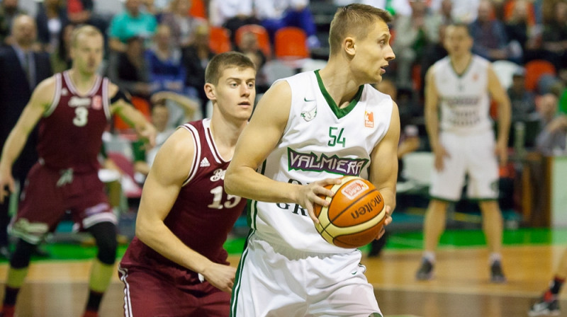 Dāvis Geks aizsardzībā pret Mārtiņu Laksu
Foto: Edgars Vaivads/BK Valmiera