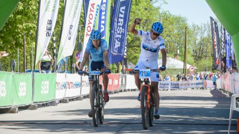 Pēters Prūss (no labās) un Dmitrijs Sorokins svin dubultuzvaru SEB MTB maratona 2. posmā
Foto: Agnis Melderis