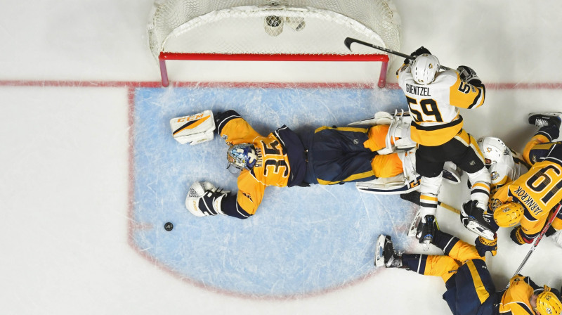 ''Predators'' vārtsargs Peka Rinne cīņā ar izslēgšanas spēļu labāko snaiperi - ''Penguins'' uzbrucēju Džeiku Gincelu
Foto: USA Today Sports/Scanpix