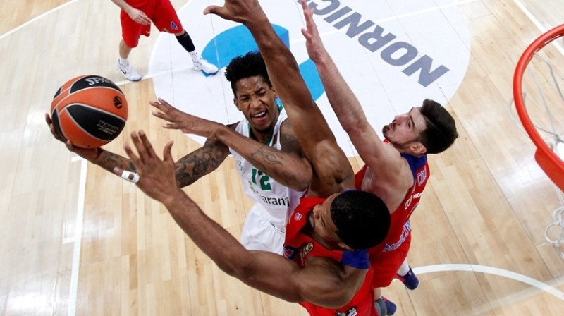 Vils Klaiburns pret CSKA aizsardzību
Foto: euroleague.net