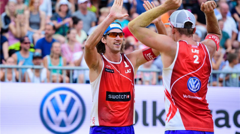 Pasaules ranga līderi Aleksandrs Samoilovs (pa kreisi) un Jānis Šmēdiņš
Foto: http://worldtour.2017.fivb.com