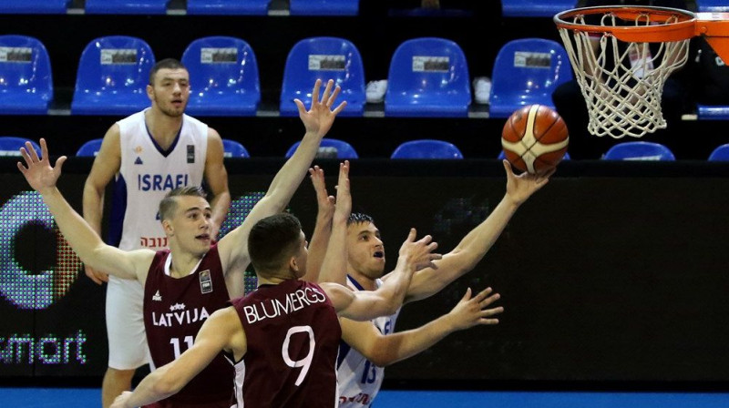 Latvijas junioriem spēle nevedās nedz aizsardzībā, nedz uzbrukumā
Foto: FIBA