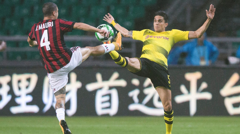 Cīņa par bumbu: Hosē Mauri (Milan) pret Marku Bartru (Borussia)
Foto: Reuters/Scanpix