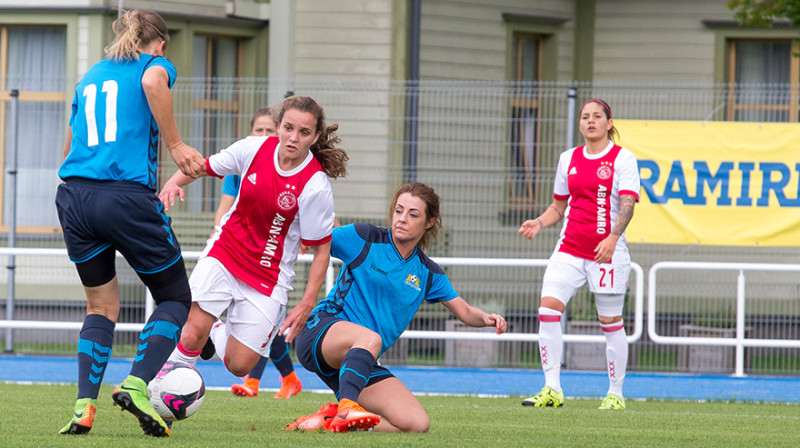 Kristīne Giržda cīņā ar "Ajax" futbolisti
Foto: Ajax Vrouwen