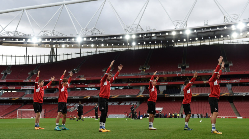 "Koln" futbolisti aizvada treniņu Londonā, taču padoties neviens negrasās
Foto: Reuters/Scanpix