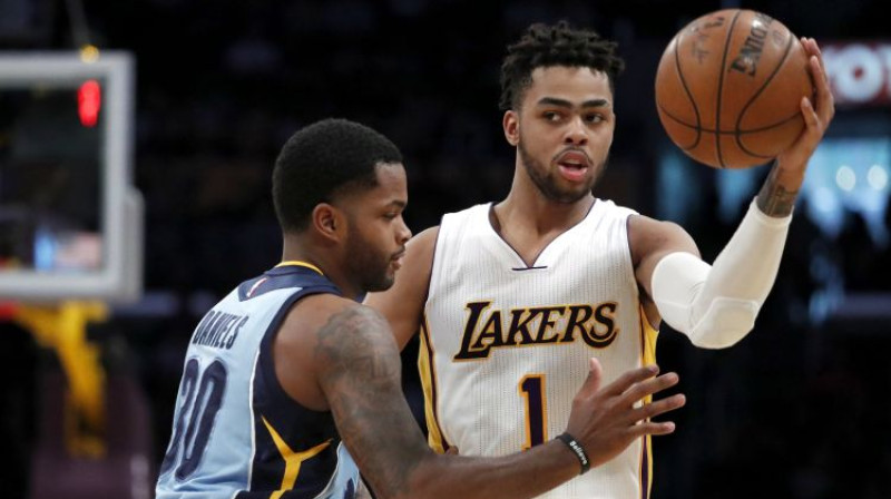 "Grizzlies" un "Lakers" pēdējās sezonās basketbola ziņā bijušas divu dažādu līmeņu komandas, bet peļņas ziņā...
Foto: EPA/Scanpix