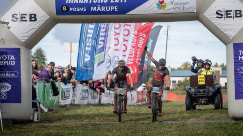 Arnis Pētersons (pa labi) uzvar SEB MTB maratona Mārupes posmā
Foto: Agnis Melderis