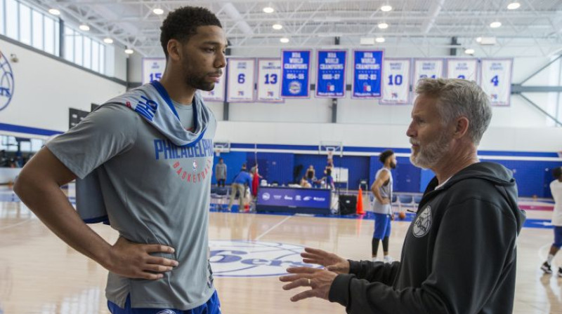 Džalils Okafors un "76ers" treneris Brets Brauns
Foto: AP/Scanpix